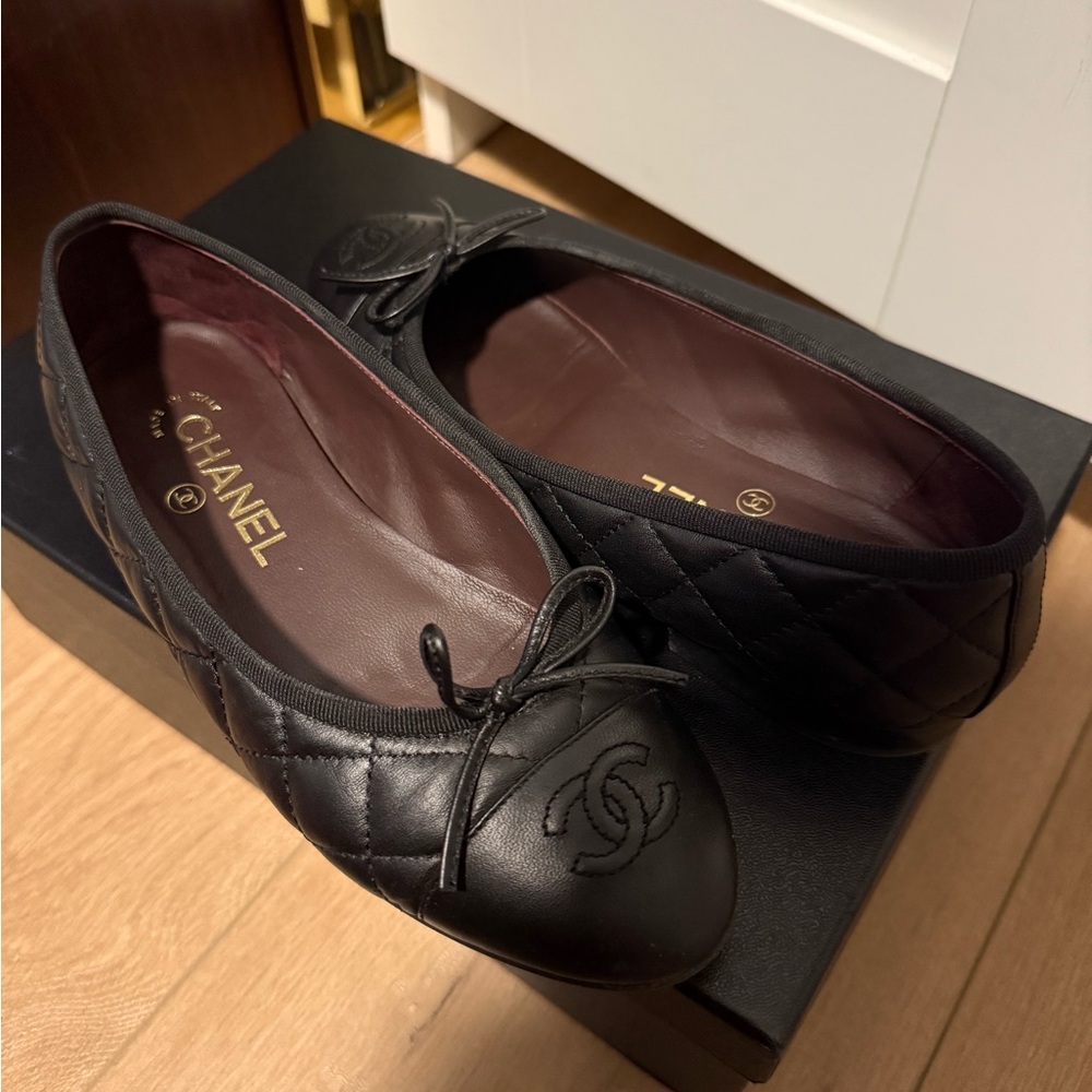 Chanel Black Leather Flats with Logo Embellishment